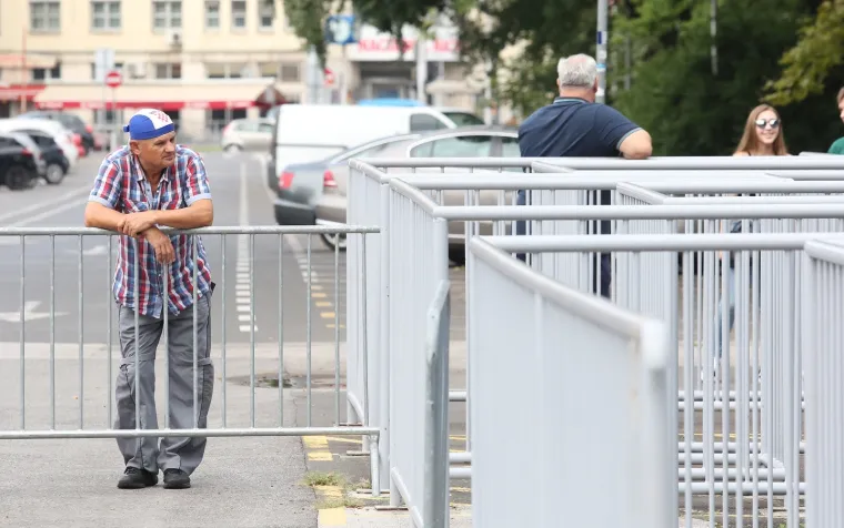 Hrvatski prvak pustio je u petak u prodaju ulaznice za treće pretkolo Lige prvaka protiv Ferencvarosa. I dok su Mađari u rekordnom roku pokupovali karte za gostovanje na Maksimiru domaći navijači za sada nisu pokazali pretjerani interes za utakmicu.