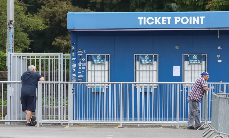 DINAMO RIJETKO KOGA ZANIMA: Mađari razgrabili ulaznice za Modre, a pogledajte jad i tugu ispred Maksimira