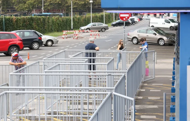 DINAMO RIJETKO KOGA ZANIMA: Mađari razgrabili ulaznice za Modre, a pogledajte jad i tugu ispred Maksimira