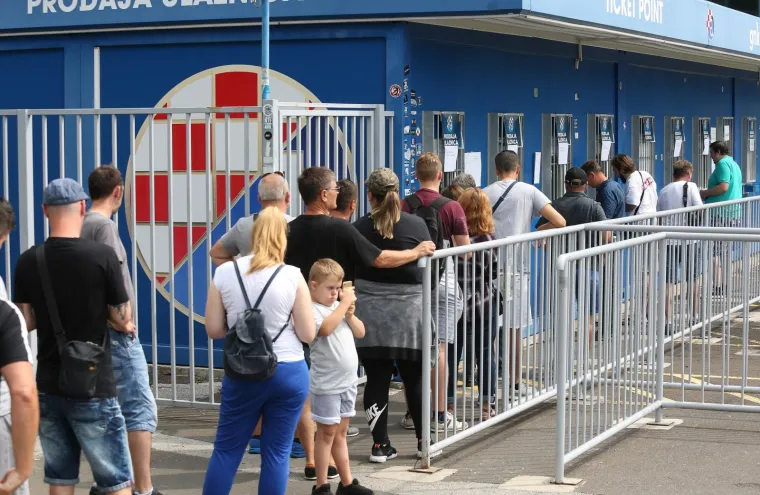 DINAMO RIJETKO KOGA ZANIMA: Mađari razgrabili ulaznice za Modre, a pogledajte jad i tugu ispred Maksimira
