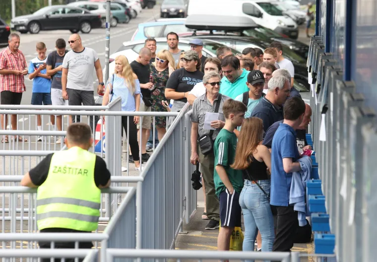 DINAMO RIJETKO KOGA ZANIMA: Mađari razgrabili ulaznice za Modre, a pogledajte jad i tugu ispred Maksimira