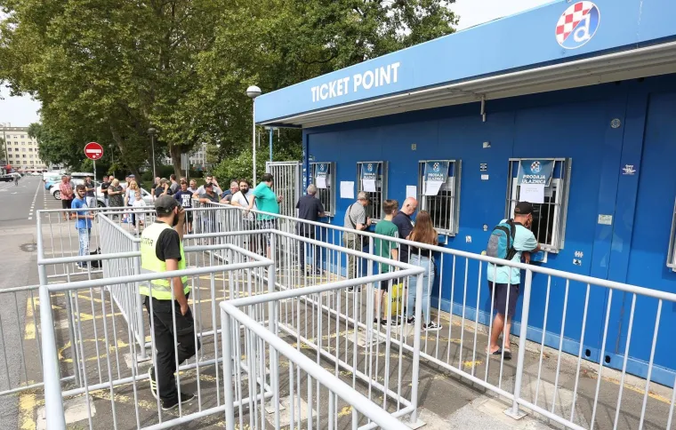 DINAMO RIJETKO KOGA ZANIMA: Mađari razgrabili ulaznice za Modre, a pogledajte jad i tugu ispred Maksimira