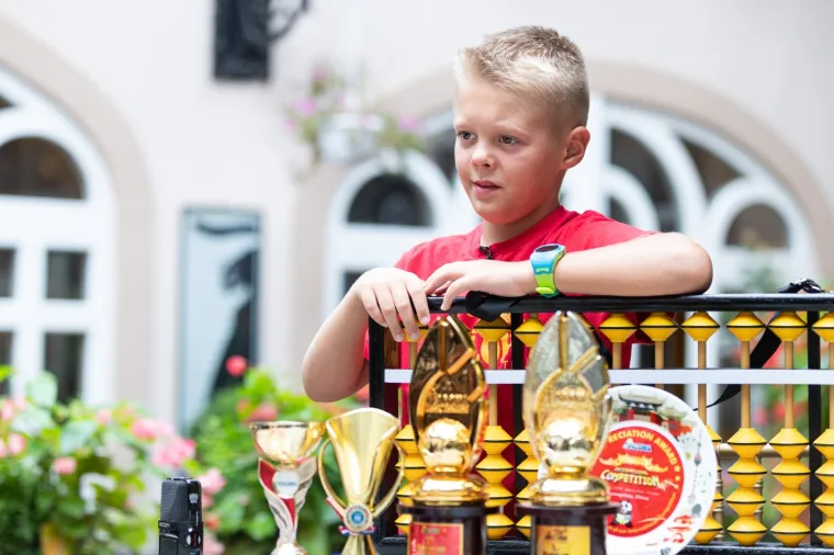 U Samoboru je održan svečani doček Patrika Čudića, dvostrukog prvaka svijeta u mentalnoj aritmetici - Aloha. Prije dva tjedna Patrik je zlatom ovjenčan na svjetskom prvenstvu u Kini.
