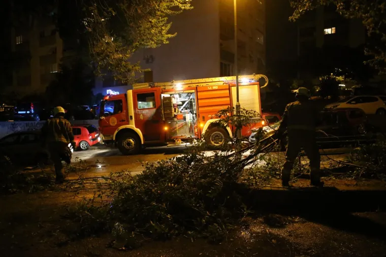 Jako nevrijeme protutnjalo Dalmacijom: Vjetar čupao stabla, o&scaron;tećena vozila, valovi nasukavali plovila