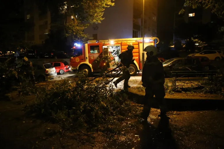 Jako nevrijeme protutnjalo Dalmacijom: Vjetar čupao stabla, o&scaron;tećena vozila, valovi nasukavali plovila