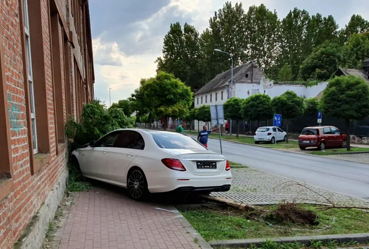 PETAR BOČKAJ IMAO NOVU PROMETNU: Nakon što je pijan napravio krš i lom na benzinskoj, sada se zabio u zid