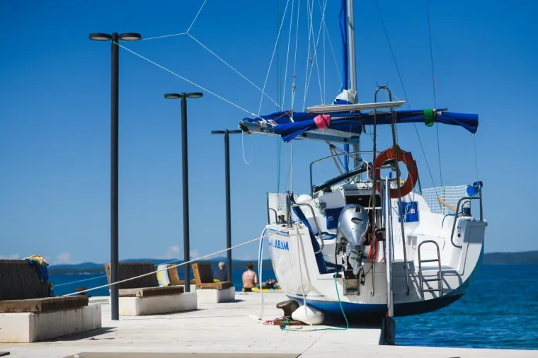 [FOTO] POGLEDAJTE &Scaron;TO JE U STANJU PODIVLJALA PRIRODA: More izbacilo jedrilicu na mol