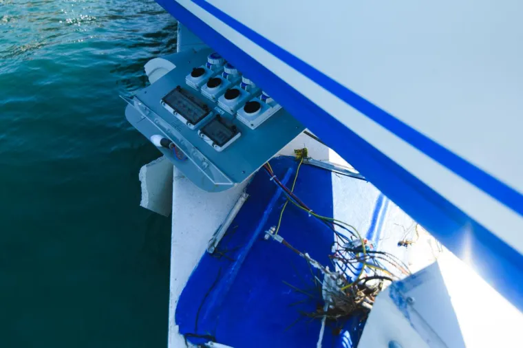 [FOTO] POGLEDAJTE &Scaron;TO JE U STANJU PODIVLJALA PRIRODA: More izbacilo jedrilicu na mol