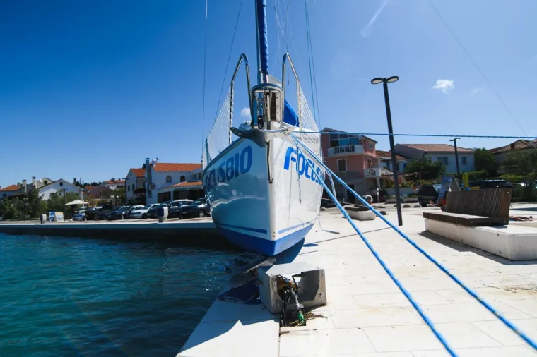 [FOTO] POGLEDAJTE &Scaron;TO JE U STANJU PODIVLJALA PRIRODA: More izbacilo jedrilicu na mol