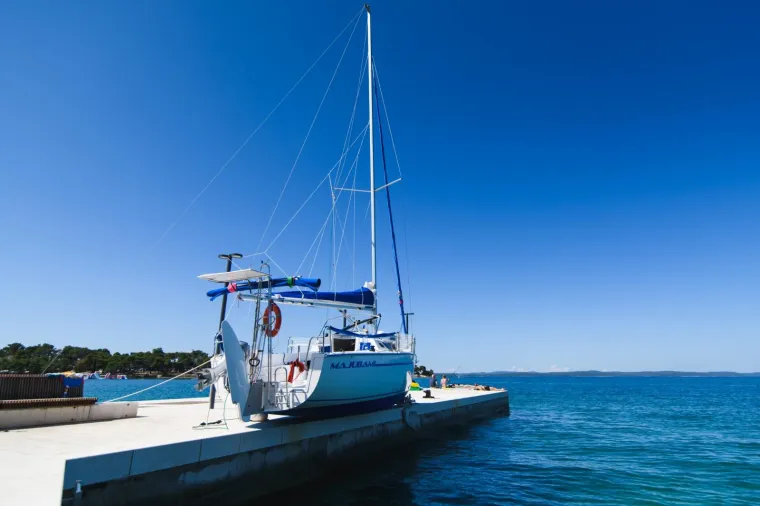 [FOTO] POGLEDAJTE &Scaron;TO JE U STANJU PODIVLJALA PRIRODA: More izbacilo jedrilicu na mol