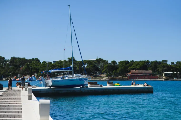 [FOTO] POGLEDAJTE &Scaron;TO JE U STANJU PODIVLJALA PRIRODA: More izbacilo jedrilicu na mol