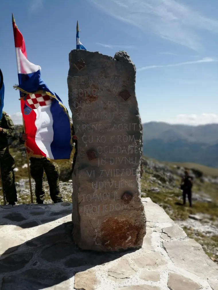 Svečano otkrivanje Spomenika Domovini na 1656 metara nadmorske visine koje nosi ime po preminulom branitelju Dragi Grubaču. Spomenik su otkrila djeca branitelja.