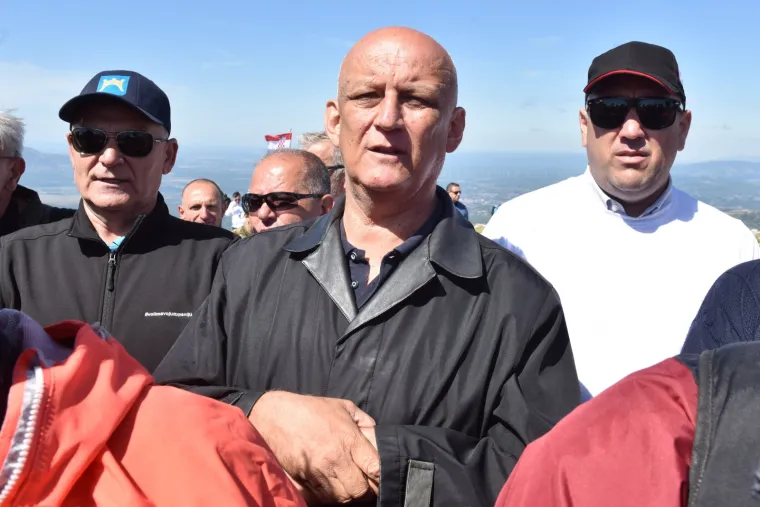 Svečano otkrivanje Spomenika Domovini na 1656 metara nadmorske visine koje nosi ime po preminulom branitelju Dragi Grubaču. Spomenik su otkrila djeca branitelja.