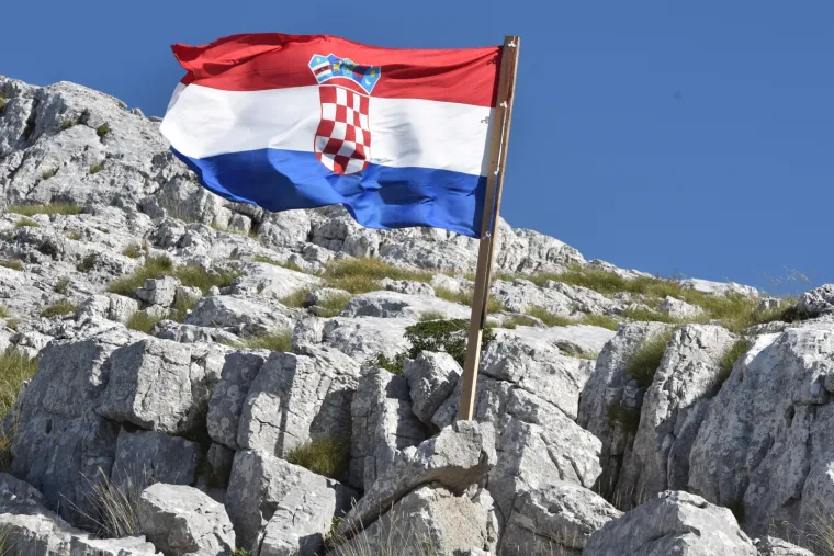Svečano otkrivanje Spomenika Domovini na 1656 metara nadmorske visine koje nosi ime po preminulom branitelju Dragi Grubaču. Spomenik su otkrila djeca branitelja.