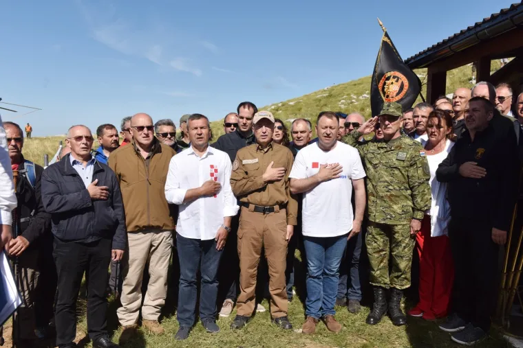 Svečano otkrivanje Spomenika Domovini na 1656 metara nadmorske visine koje nosi ime po preminulom branitelju Dragi Grubaču. Spomenik su otkrila djeca branitelja.