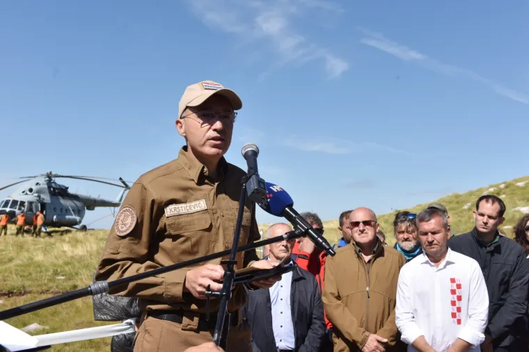 Svečano otkrivanje Spomenika Domovini na 1656 metara nadmorske visine koje nosi ime po preminulom branitelju Dragi Grubaču. Spomenik su otkrila djeca branitelja.