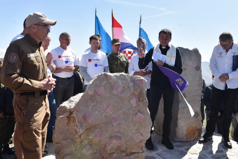 Svečano otkrivanje Spomenika Domovini na 1656 metara nadmorske visine koje nosi ime po preminulom branitelju Dragi Grubaču. Spomenik su otkrila djeca branitelja.