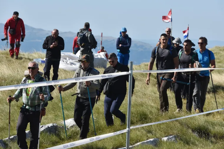 Svečano otkrivanje Spomenika Domovini na 1656 metara nadmorske visine koje nosi ime po preminulom branitelju Dragi Grubaču. Spomenik su otkrila djeca branitelja.