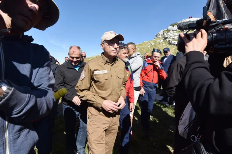 Svečano otkrivanje Spomenika Domovini na 1656 metara nadmorske visine koje nosi ime po preminulom branitelju Dragi Grubaču. Spomenik su otkrila djeca branitelja.