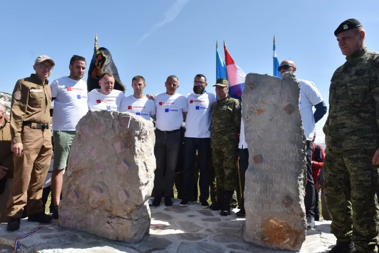 Svečano otkrivanje Spomenika Domovini na 1656 metara nadmorske visine koje nosi ime po preminulom branitelju Dragi Grubaču. Spomenik su otkrila djeca branitelja.