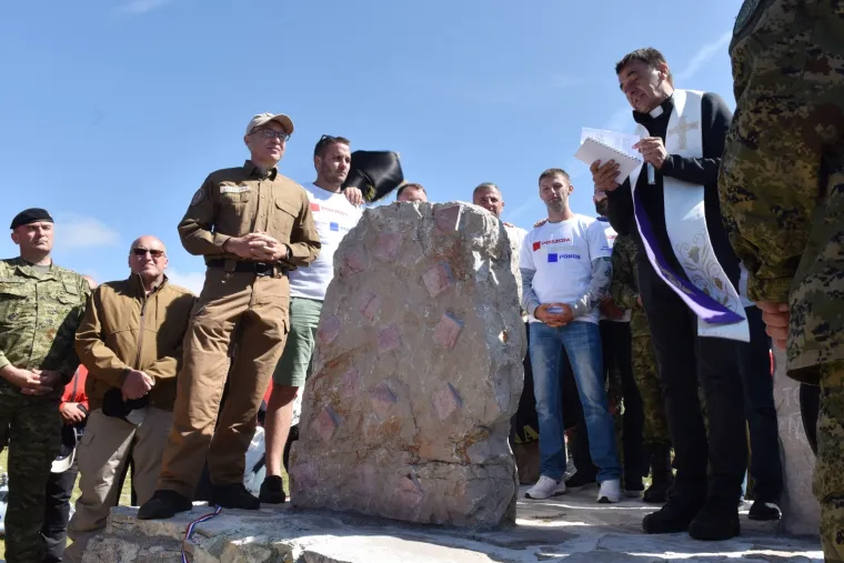 Svečano otkrivanje Spomenika Domovini na 1656 metara nadmorske visine koje nosi ime po preminulom branitelju Dragi Grubaču. Spomenik su otkrila djeca branitelja.