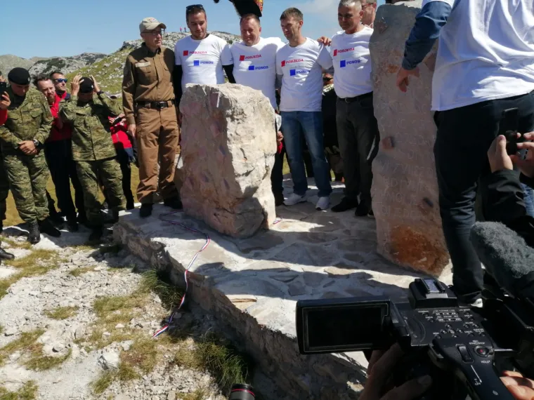 Svečano otkrivanje Spomenika Domovini na 1656 metara nadmorske visine koje nosi ime po preminulom branitelju Dragi Grubaču. Spomenik su otkrila djeca branitelja.