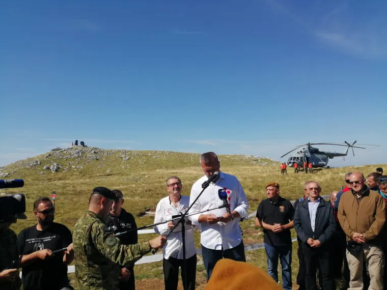 Svečano otkrivanje Spomenika Domovini na 1656 metara nadmorske visine koje nosi ime po preminulom branitelju Dragi Grubaču. Spomenik su otkrila djeca branitelja.