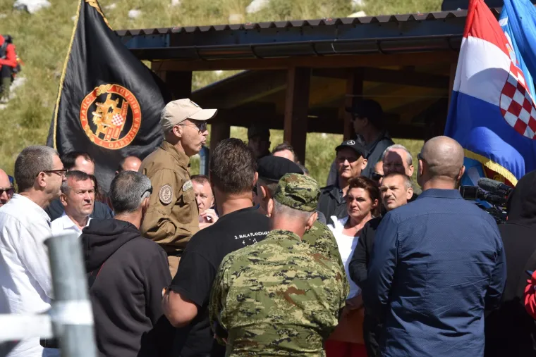 Svečano otkrivanje Spomenika Domovini na 1656 metara nadmorske visine koje nosi ime po preminulom branitelju Dragi Grubaču. Spomenik su otkrila djeca branitelja.