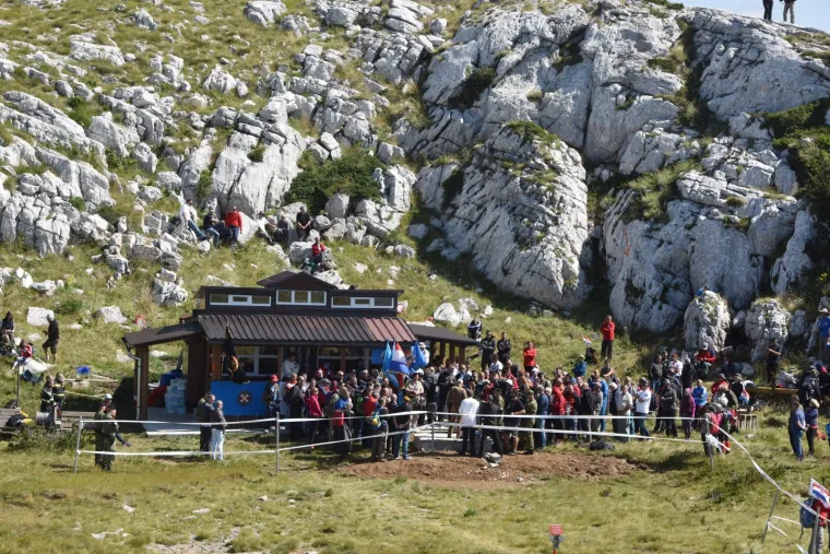 Svečano otkrivanje Spomenika Domovini na 1656 metara nadmorske visine koje nosi ime po preminulom branitelju Dragi Grubaču. Spomenik su otkrila djeca branitelja.