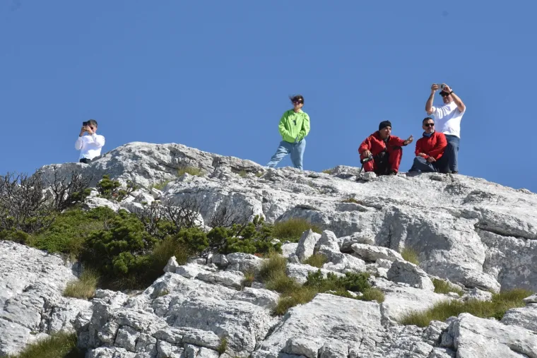 Svečano otkrivanje Spomenika Domovini na 1656 metara nadmorske visine koje nosi ime po preminulom branitelju Dragi Grubaču. Spomenik su otkrila djeca branitelja.
