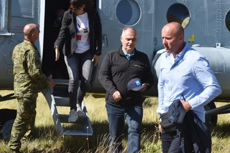 Svečano otkrivanje Spomenika Domovini na 1656 metara nadmorske visine koje nosi ime po preminulom branitelju Dragi Grubaču. Spomenik su otkrila djeca branitelja.