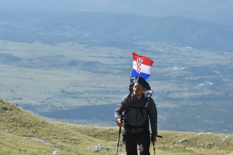Svečano otkrivanje Spomenika Domovini na 1656 metara nadmorske visine koje nosi ime po preminulom branitelju Dragi Grubaču. Spomenik su otkrila djeca branitelja.