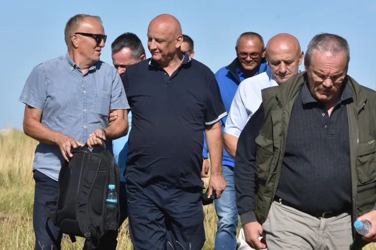 Svečano otkrivanje Spomenika Domovini na 1656 metara nadmorske visine koje nosi ime po preminulom branitelju Dragi Grubaču. Spomenik su otkrila djeca branitelja.