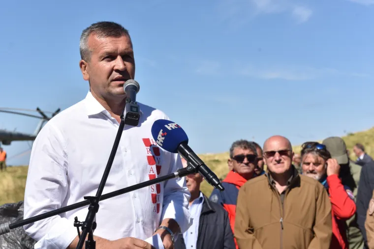 Svečano otkrivanje Spomenika Domovini na 1656 metara nadmorske visine koje nosi ime po preminulom branitelju Dragi Grubaču. Spomenik su otkrila djeca branitelja.