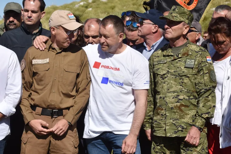 Svečano otkrivanje Spomenika Domovini na 1656 metara nadmorske visine koje nosi ime po preminulom branitelju Dragi Grubaču. Spomenik su otkrila djeca branitelja.