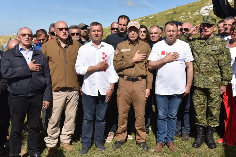 Svečano otkrivanje Spomenika Domovini na 1656 metara nadmorske visine koje nosi ime po preminulom branitelju Dragi Grubaču. Spomenik su otkrila djeca branitelja.