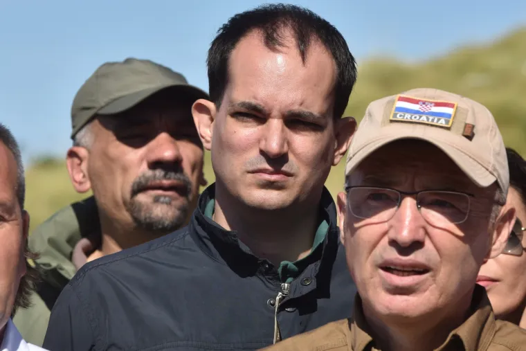 Svečano otkrivanje Spomenika Domovini na 1656 metara nadmorske visine koje nosi ime po preminulom branitelju Dragi Grubaču. Spomenik su otkrila djeca branitelja.