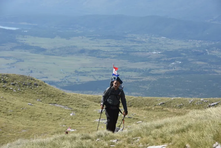 Svečano otkrivanje Spomenika Domovini na 1656 metara nadmorske visine koje nosi ime po preminulom branitelju Dragi Grubaču. Spomenik su otkrila djeca branitelja.