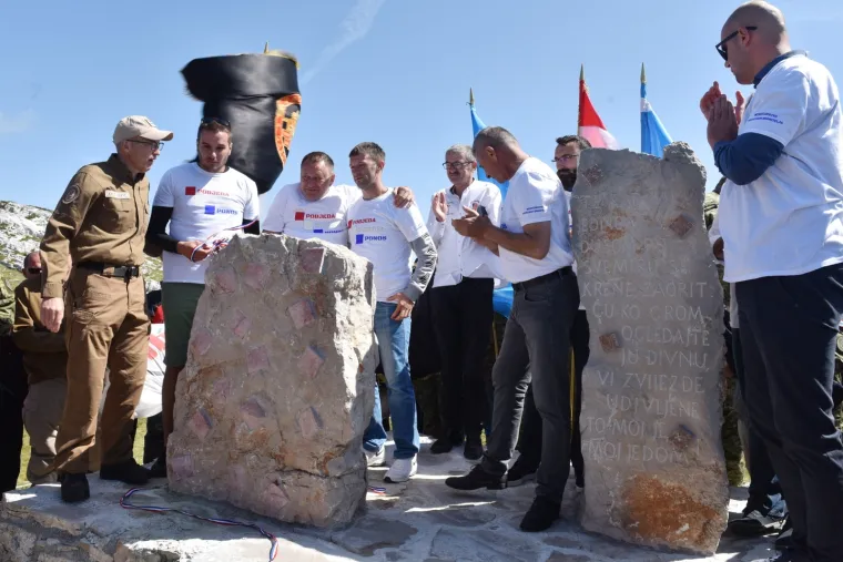 Svečano otkrivanje Spomenika Domovini na 1656 metara nadmorske visine koje nosi ime po preminulom branitelju Dragi Grubaču. Spomenik su otkrila djeca branitelja.