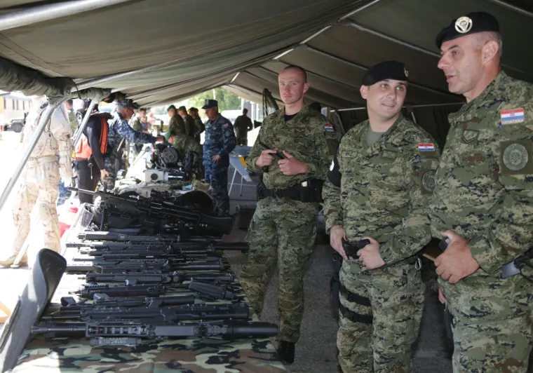 Taktičko tehnički zbor naoružanja i opreme na parkirali&scaron;tu kod Autobusnog kolodvora, povodom proslave Dana pobjede i domovinske zahvalnosti te Dana hrvatskih branitelja