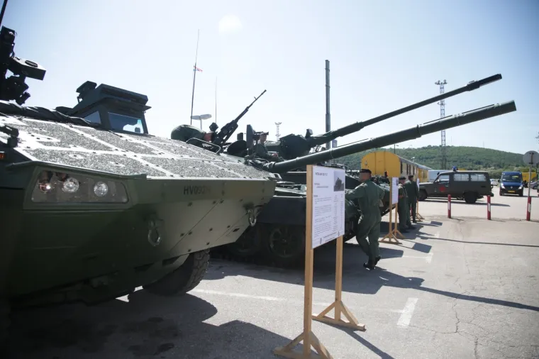 Taktičko tehnički zbor naoružanja i opreme na parkirali&scaron;tu kod Autobusnog kolodvora, povodom proslave Dana pobjede i domovinske zahvalnosti te Dana hrvatskih branitelja