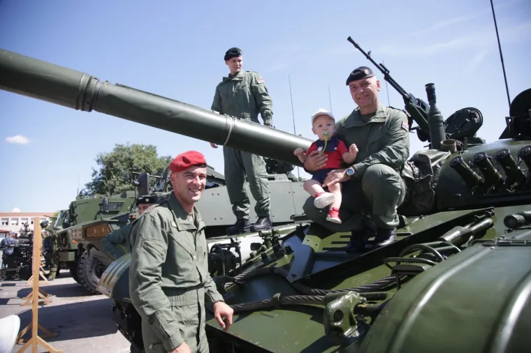 Taktičko tehnički zbor naoružanja i opreme na parkirali&scaron;tu kod Autobusnog kolodvora, povodom proslave Dana pobjede i domovinske zahvalnosti te Dana hrvatskih branitelja