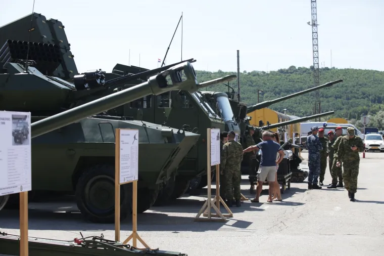 Taktičko tehnički zbor naoružanja i opreme na parkirali&scaron;tu kod Autobusnog kolodvora, povodom proslave Dana pobjede i domovinske zahvalnosti te Dana hrvatskih branitelja