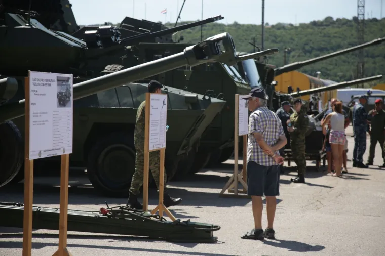 Taktičko tehnički zbor naoružanja i opreme na parkirali&scaron;tu kod Autobusnog kolodvora, povodom proslave Dana pobjede i domovinske zahvalnosti te Dana hrvatskih branitelja