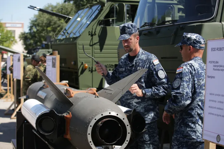 Taktičko tehnički zbor naoružanja i opreme na parkirali&scaron;tu kod Autobusnog kolodvora, povodom proslave Dana pobjede i domovinske zahvalnosti te Dana hrvatskih branitelja