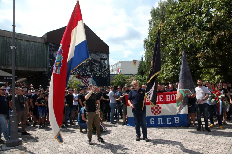 Leo Pavičić, autor ideje, uz pomoć članova Bad Blue Boysa, te uz odobrenje grada Petrinje, napravio je veliki mural u čast Oluje i svih poginulih. Podršku su došli dati klubovi iz Zagreba, Siska, Sesveta i Petrinje