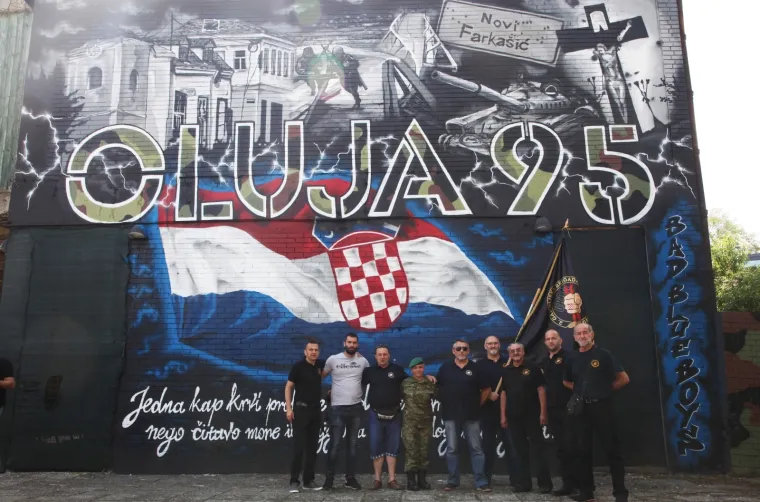 Leo Pavičić, autor ideje, uz pomoć članova Bad Blue Boysa, te uz odobrenje grada Petrinje, napravio je veliki mural u čast Oluje i svih poginulih. Podršku su došli dati klubovi iz Zagreba, Siska, Sesveta i Petrinje