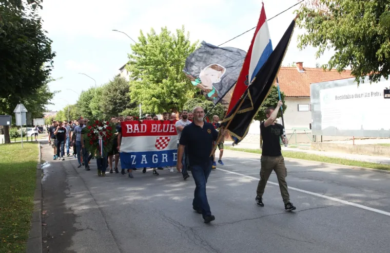 Leo Pavičić, autor ideje, uz pomoć članova Bad Blue Boysa, te uz odobrenje grada Petrinje, napravio je veliki mural u čast Oluje i svih poginulih. Podršku su došli dati klubovi iz Zagreba, Siska, Sesveta i Petrinje
