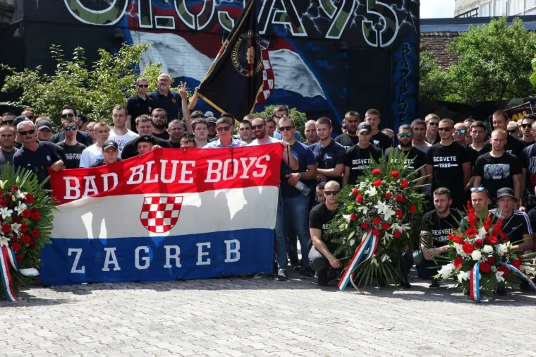 Leo Pavičić, autor ideje, uz pomoć članova Bad Blue Boysa, te uz odobrenje grada Petrinje, napravio je veliki mural u čast Oluje i svih poginulih. Podršku su došli dati klubovi iz Zagreba, Siska, Sesveta i Petrinje