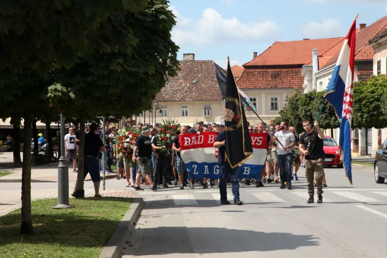 Leo Pavičić, autor ideje, uz pomoć članova Bad Blue Boysa, te uz odobrenje grada Petrinje, napravio je veliki mural u čast Oluje i svih poginulih. Podršku su došli dati klubovi iz Zagreba, Siska, Sesveta i Petrinje
